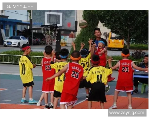 幼儿园运动会精彩瞬间篮球出场小朋友们展现活力与团队精神的欢乐时刻